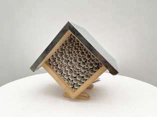 Esschert Bee House w/Paper Straws